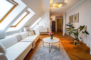 Premium Deluxe-Maisonette - Heller Wohnraum mit Ledercouch und Parkett