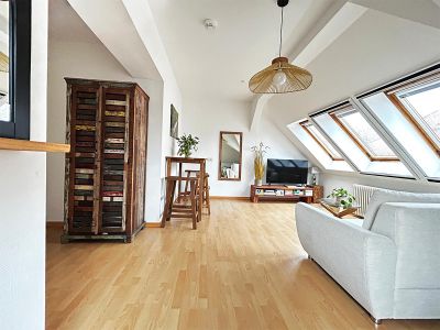 Premium Wohlfühl Oase - Gästeraum 2 - Couch, Essbereich und TV