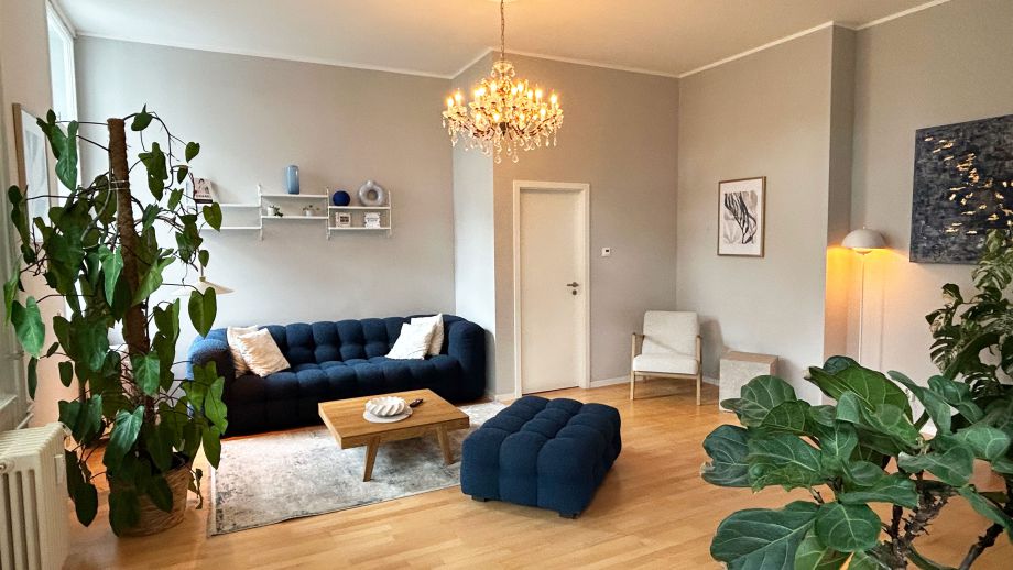 Premium Kingsize Suite - Wohnzimmer mit Kronleuchter