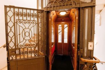 Musikviertel-Leipzig.de - Historischer Aufzug im ehemaligen Stadtpalais