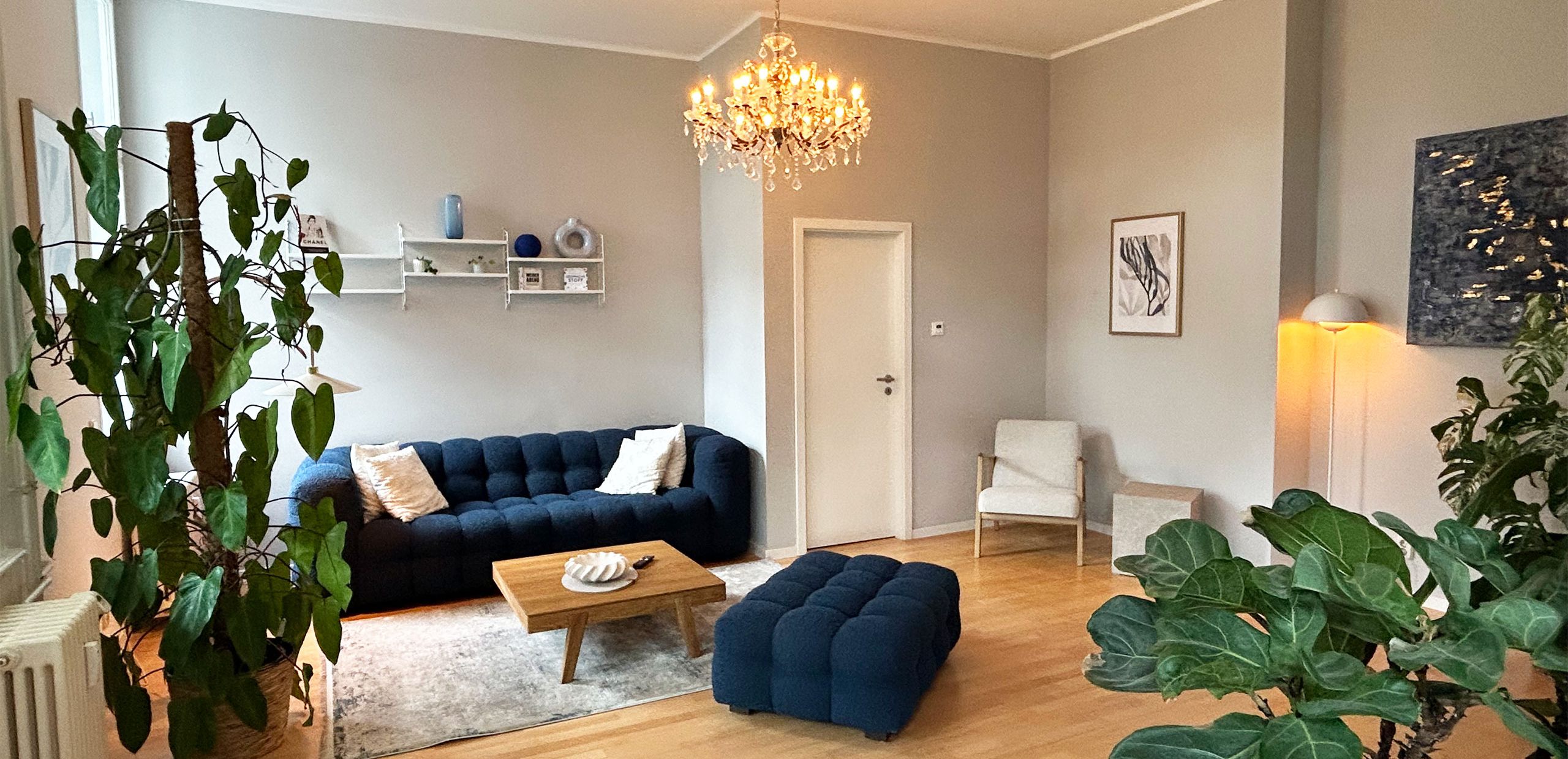 Premium Kingsize Suite - Wohnzimmer mit Kronleuchter