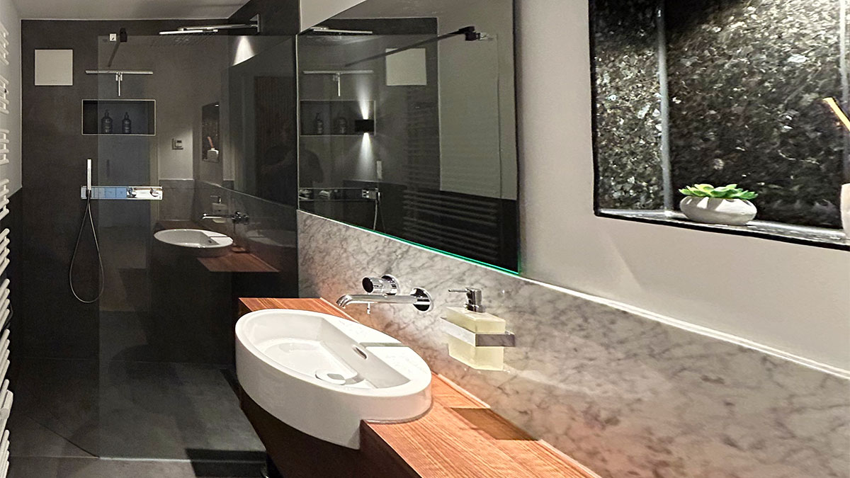 Premium Auszeit Suite - modernes Bad mit begehbarer Dusche