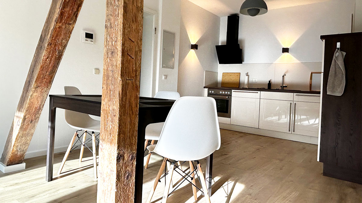 Premium Auszeit Suite - offene moderne Küche mit Essbereich