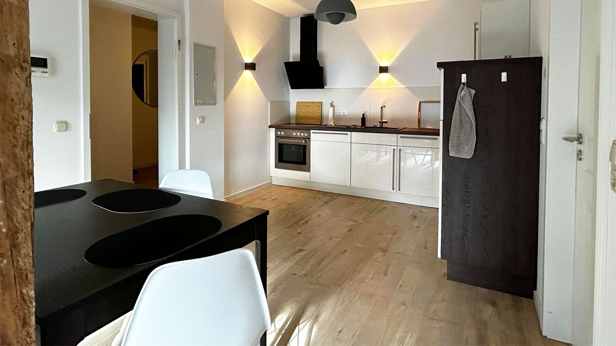 Premium Auszeit Suite - offene moderne Küche mit Essbereich