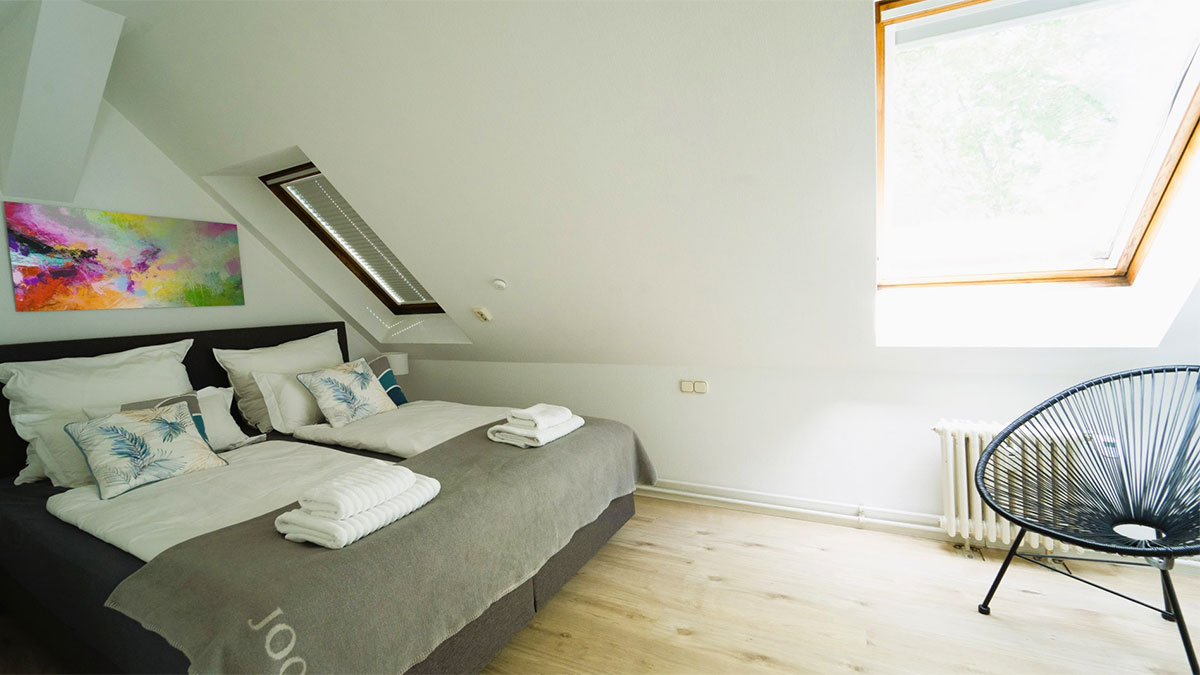 Premium Auszeit Suite - Schlafraum 1 mit Boxspring-Doppelbett