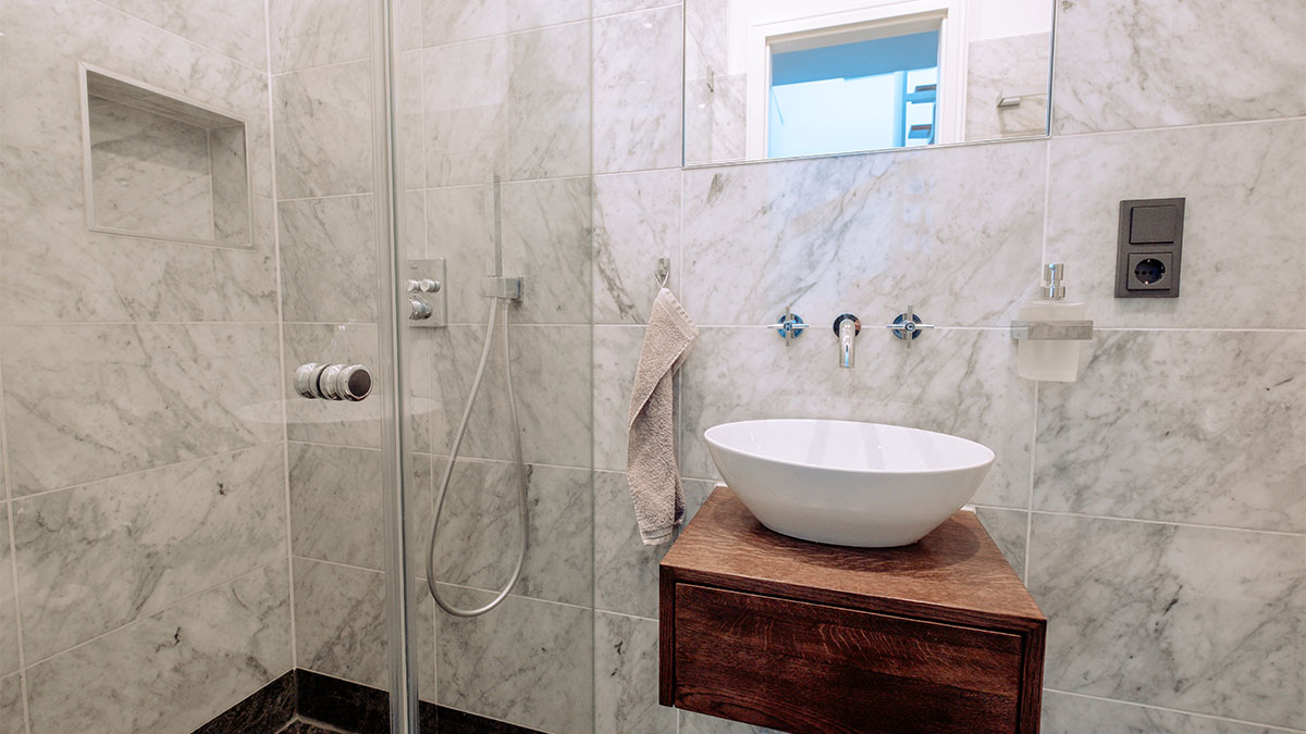 Premium Deluxe-Maisonette - Gästebad mit ebenerdiger Dusche