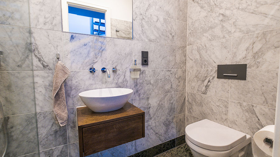 Premium Deluxe-Maisonette - Gästebad mit ebenerdiger Dusche