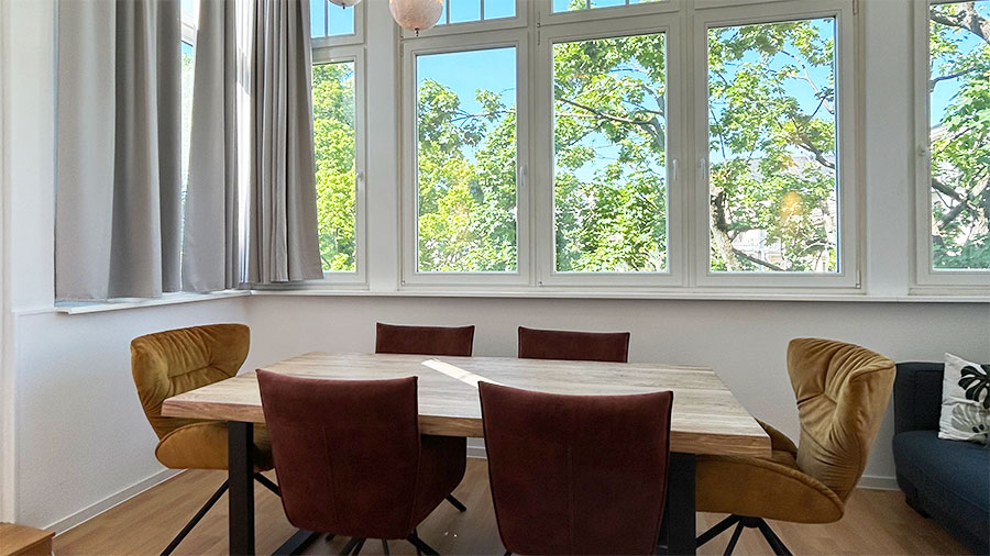 Premium Kingsize Suite - Esstisch mit Stühlen