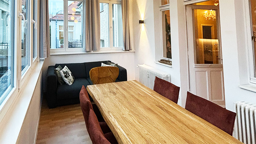 Premium Kingsize Suite - Esstisch mit Stühlen und Schlafcouch