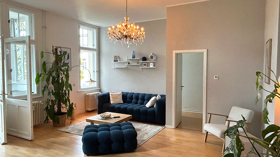 Premium Kingsize Suite - großes Wohnzimmer mit Zugang zum Wintergarten