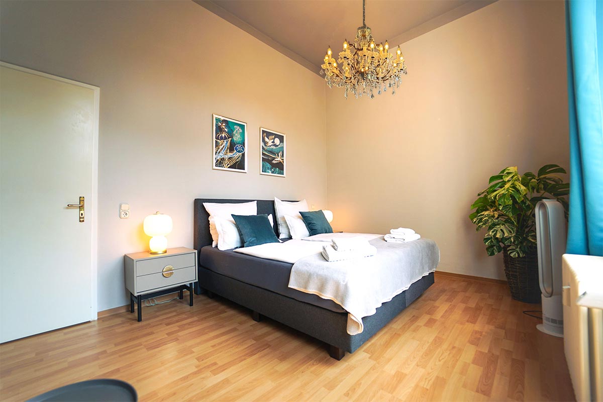 Premium Kingsize-Suite - Großes Boxspringbett mit Kronleuchter