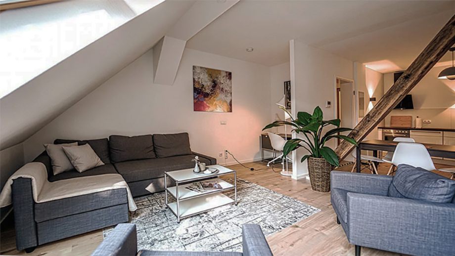 Premium Auszeit Suite - Großes Wohnzimmer mit Sitzbereich