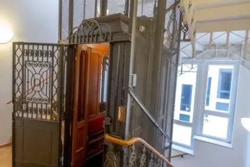 Musikviertel Leipzig - Ferdinand-Rhode-Str. 16 - historischer Aufzug und Treppe