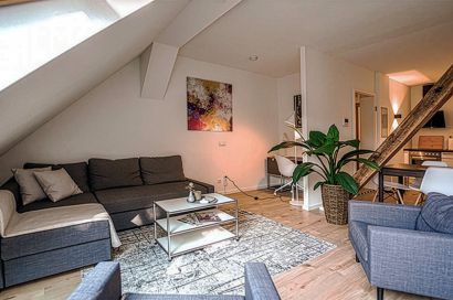 Premium Auszeit-Suite - Wohnraum mit Couch