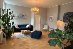 Musikviertel Leipzig - Premium Kingsize-Suite- Wohnraum mit Kronleuchte