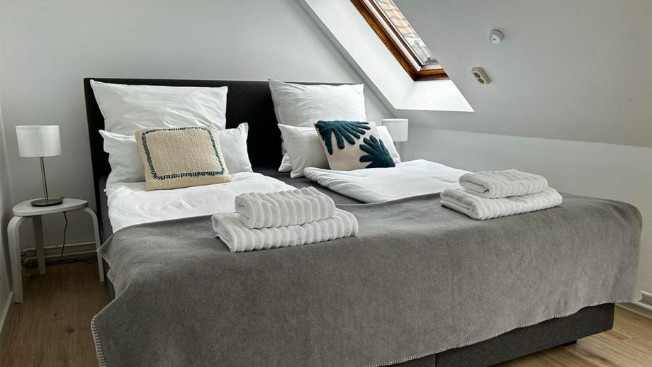 Premium Auszeit Suite - Schlafraum 1 mit Boxspring-Doppelbett