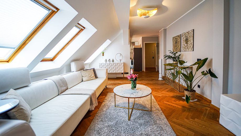 Premium Deluxe-Maisonette - Heller Wohnraum mit Ledercouch und Parkett