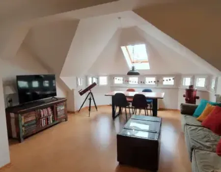 Musikviertel Leipzig - Wohlf&uuml;hl-Oase - Zimmer 1 - Wohn-, Essbereich mit TV und Eingang