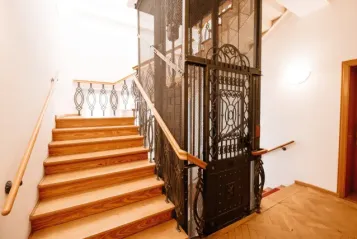 Musikviertel Leipzig - Ferdinand-Rhode-Str. 16 - historischer Aufzug und Treppe zum 4. OG