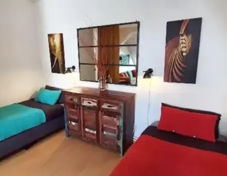 Musikviertel Leipzig - Wohlf&uuml;hl-Oase - Zimmer 1 - Boxspring-Twin-Betten, Kommode und Spiegel