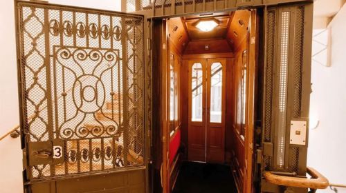 Musikviertel-Leipzig.de - Historischer Aufzug im ehemaligen Stadtpalais