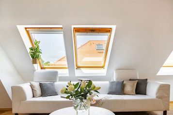 Premium Deluxe-Maisonette - Wohnraum mit großer Ledercouch
