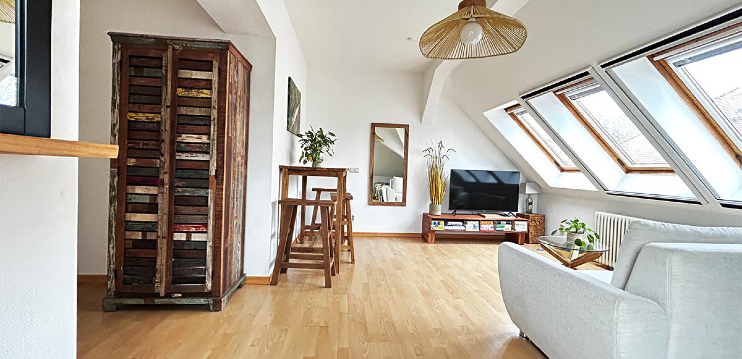 Premium Wohlfühl Oase - Gästeraum 2 - Couch, Essbereich und TV