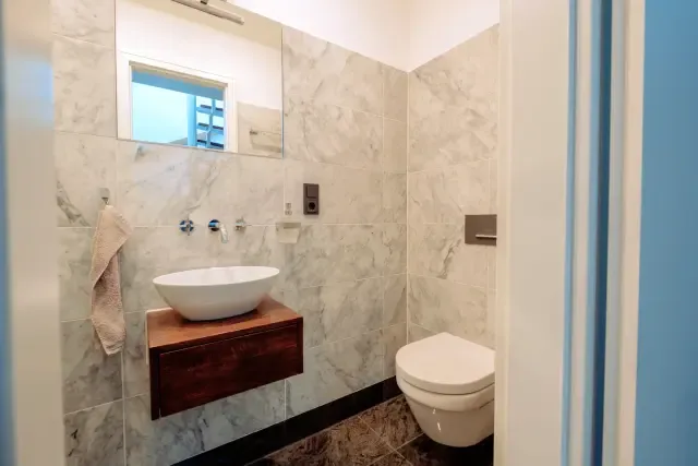 Musikviertel Leipzig - Premium Deluxe Maisonette - G&auml;stebad - Blick vom Eingang 