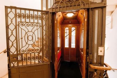 Musikviertel-Leipzig.de - Historischer Aufzug im ehemaligen Stadtpalais