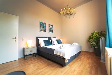 Premium Kingsize-Suite - Großes Boxspringbett mit Kronleuchter