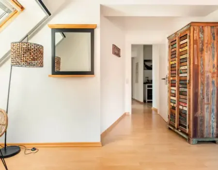 Musikviertel Leipzig - Wohlf&uuml;hl-Oase - G&auml;stezimmer 2 - Eingangsbereich mit Schrank