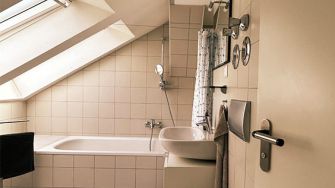 Burgzimmer - Blick ins Badezimmer mit Wanne und Tageslicht