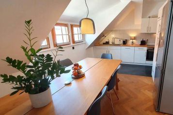 Premium Deluxe-Maisonette - Blick über Esstisch zur Küchenzeile