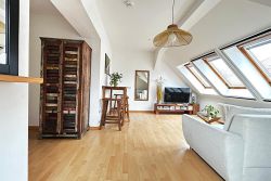 Premium Wohlfühl Oase - Gästeraum 2 - Couch, Essbereich und TV