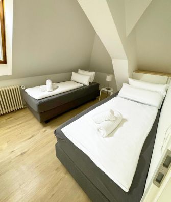 Premium Auszeit Suite - Schlafraum 2 mit zwei Einzel-Boxspringbetten