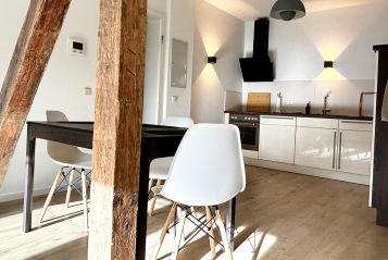 Premium Auszeit Suite - offene moderne Küche mit Essbereich