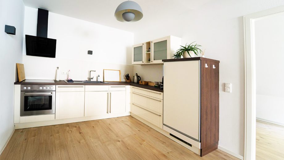 Premium Auszeit Suite - offene moderne Küche mit Essbereich