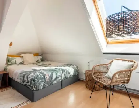 Musikviertel Leipzig - Wohlf&uuml;hl-Oase - Zimmer 2 - sehr gem&uuml;tliche Schlafnische mit Boxspring-Doppelbett