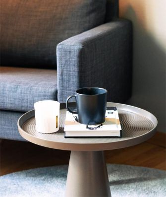 Premium Kingsize-Suite -  moderner Beistelltisch an Sitzgruppe