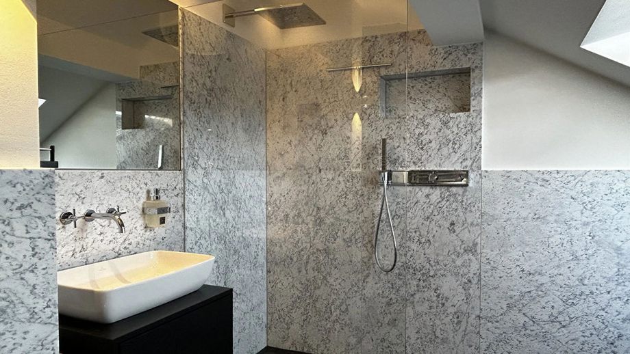 Premium Deluxe-Maisonette - begehbare Regendusche mit Glaswand
