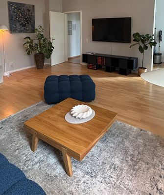 Premium Kingsize Suite - Wohnzimmer mit blauer Couch