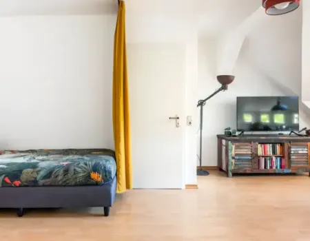 Musikviertel Leipzig - Wohlf&uuml;hl-Oase - G&auml;steraum 1 - Eingang & TV