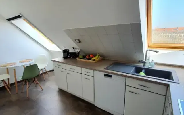 Musikviertel Leipzig - Wohlf&uuml;hl-Oase - K&uuml;che Blick Richtung Fenster