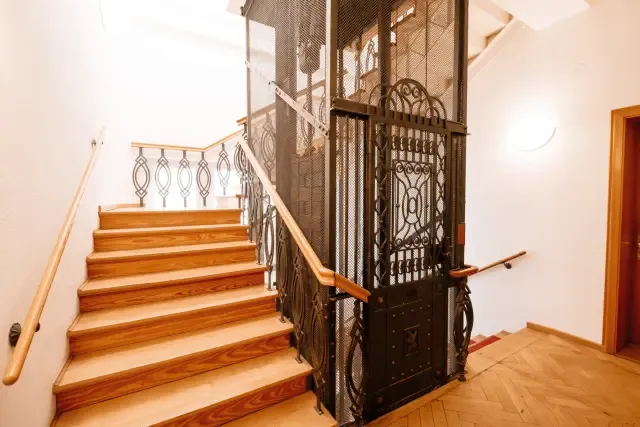 Musikviertel Leipzig - Ferdinand-Rhode-Str. 16 - historischer Aufzug und Treppe zum 4. OG