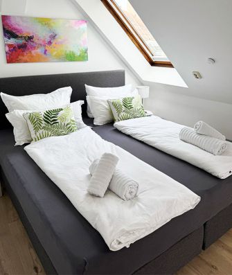 Premium Auszeit Suite - Schlafraum 1 mit Boxspring-Doppelbett