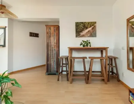 Musikviertel Leipzig - Wohlf&uuml;hl-Oase - Zimmer 2 - Essgruppe mit gro&szlig;en Hockern