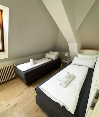 Premium Auszeit Suite - Schlafraum 2 mit zwei Einzel-Boxspringbetten